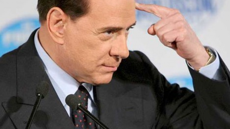 Берлускони пристигна в президентския дворец за очакваното подаване на оставка 