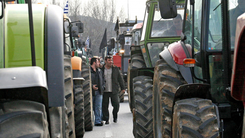 Хиляди фермери скочиха на Дянков с трактори и комбайни