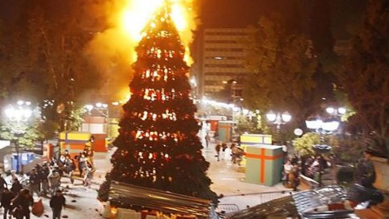 Коледната елха в Димитровград пламна като факел
