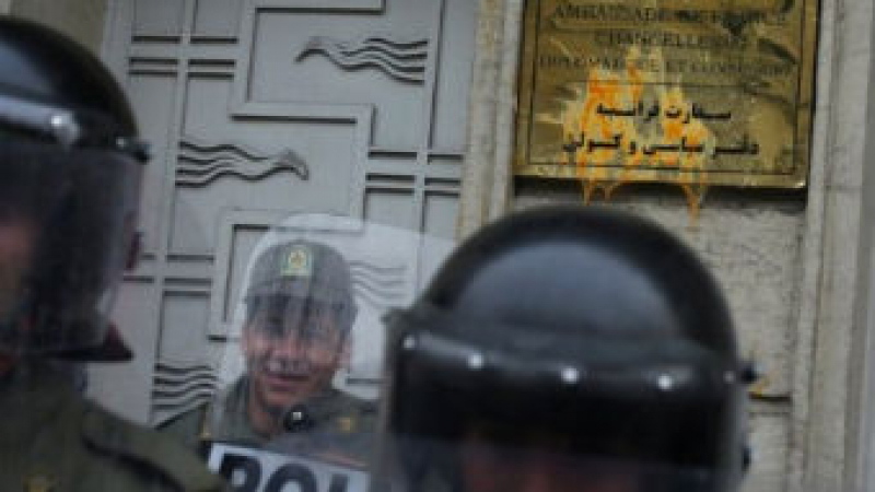 Франция съкращава персонала на посолството си в Техеран