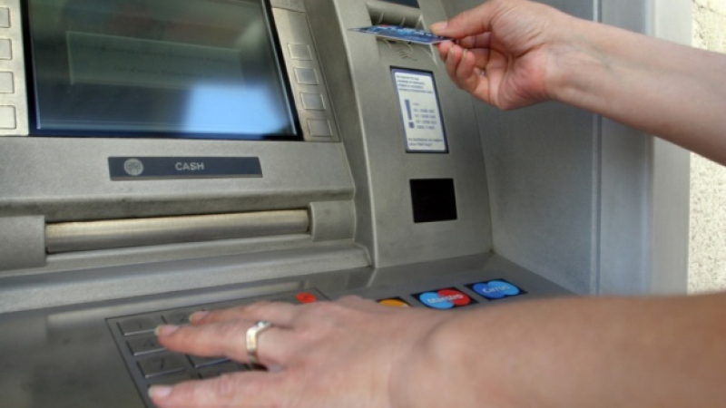 Регистриран за убийство с патерици източва банкомат