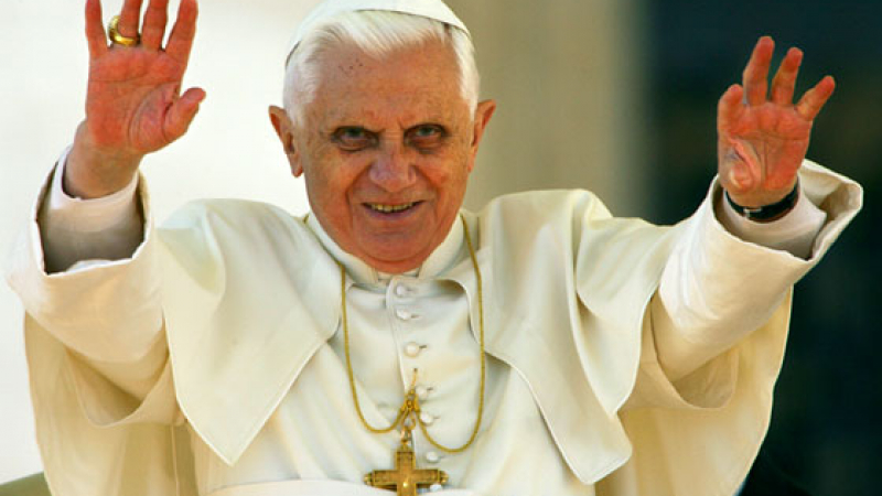 Папата запали елха с таблет
