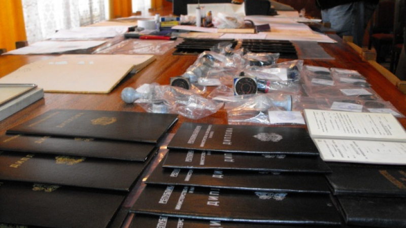 Спипаха двама фалшификатори на документи в Габрово