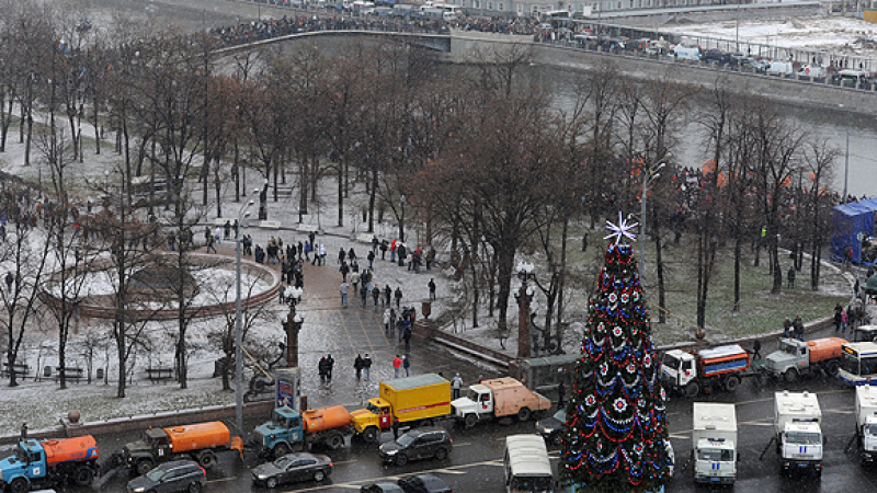 Мост в Москва пращи под напора на протеста 