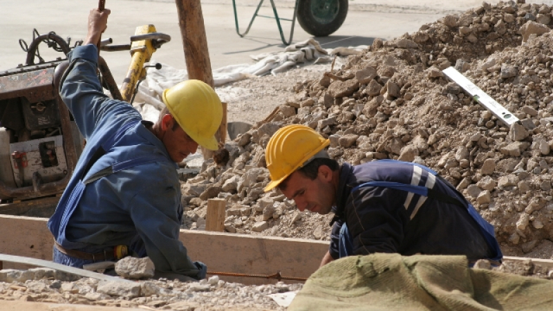 ЕК вдига ограниченията за български и румънски работници