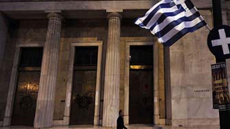 Гърците теглят по 5 млрд. евро на месец от банките