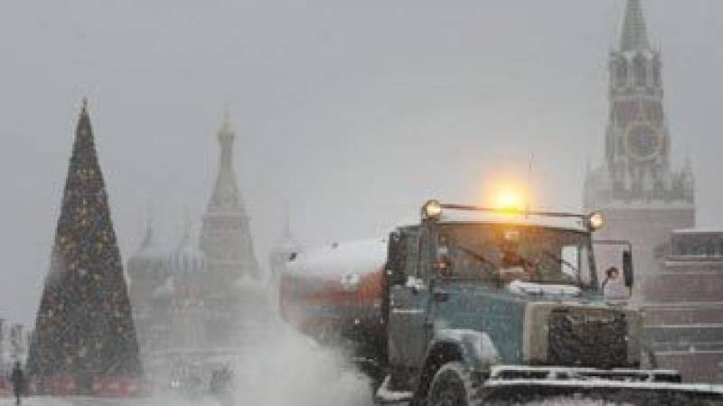 Снеговалеж блокира движението в Москва