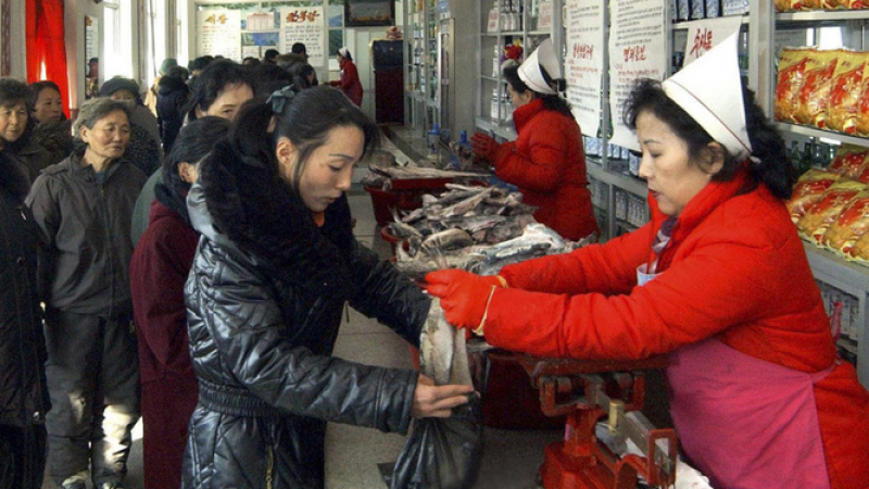 Посмъртно от Ким Чен Ир: Прясна херинга по магазините