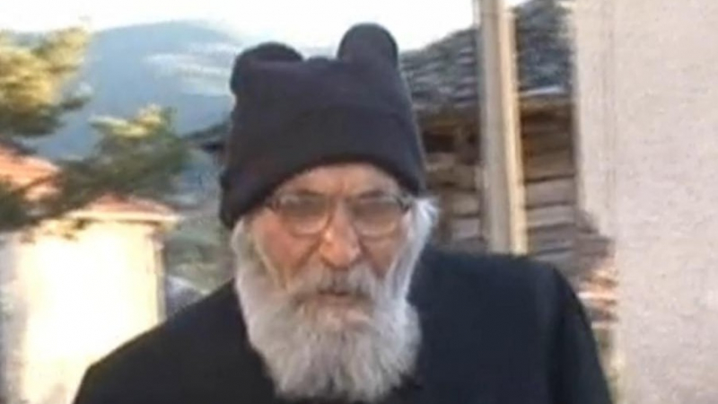 92-годишен поп обикаля пеш три села