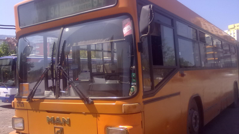 Футболни хулигани потрошиха с тръби и бухалки пътници в автобус