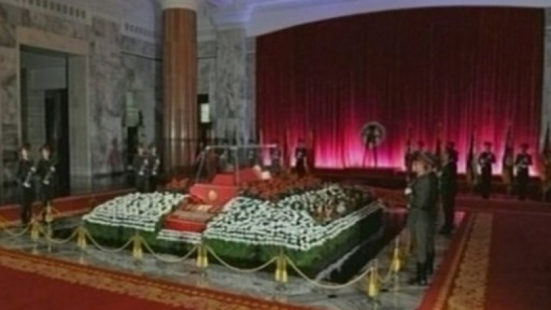 Северна Корея погребва Ким