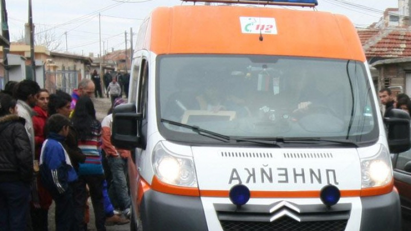 300 роми налетяха на линейка