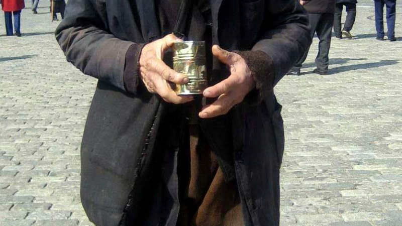 98-годишният Добри спастри с просия 80 000 лева и ги дари на църкви и манастири