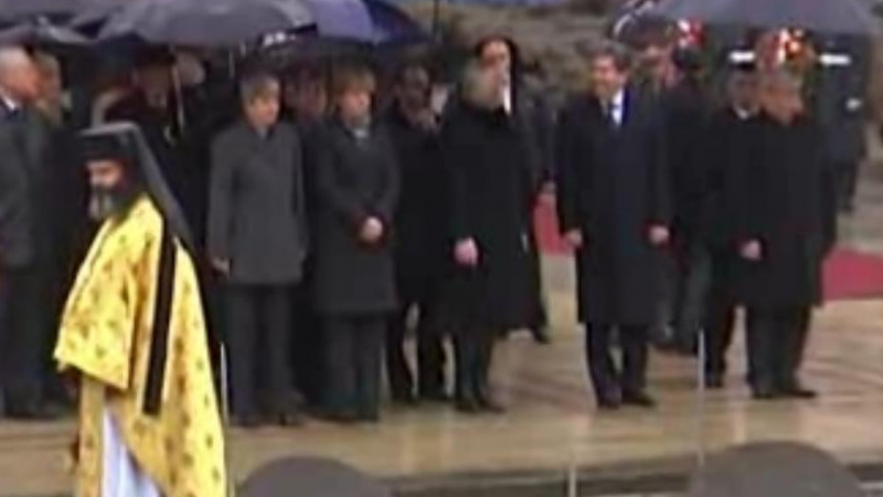 Президентът прие бойните знамена без чадър