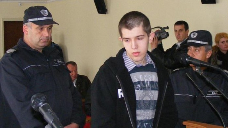 7 години затвор за Джунейт, убил майка си и брат си 