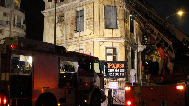 Пожар блокира центъра на Варна