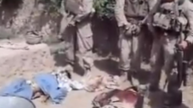 US пехотинци пикаят върху трупове (видео)