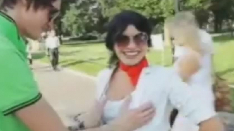 Руснак докосна гърдите на 1000 жени (видео)