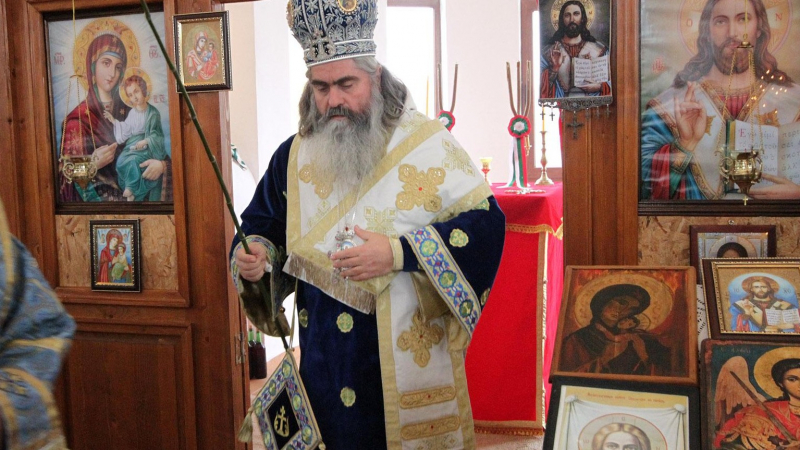 Митрополит Кирил се скри от литургия