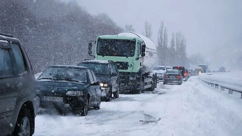 Румъния затвори границата заради снега