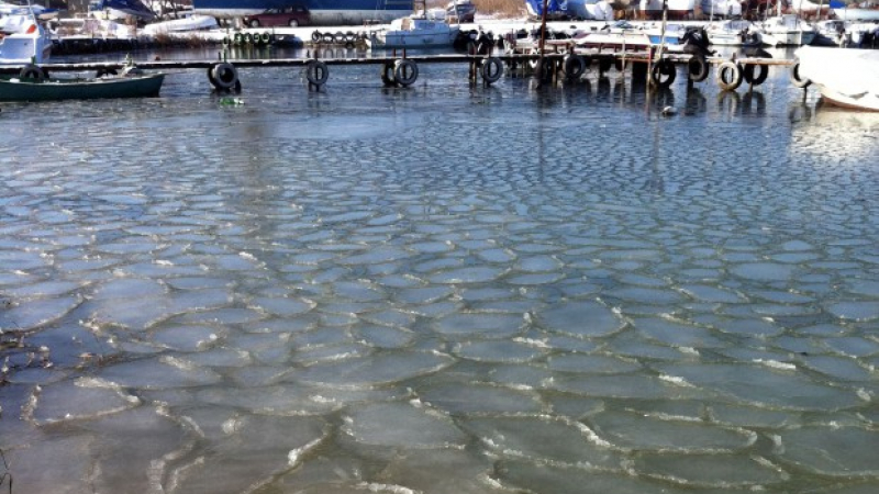 Варненското езеро замръзна за първи път от 58 г.