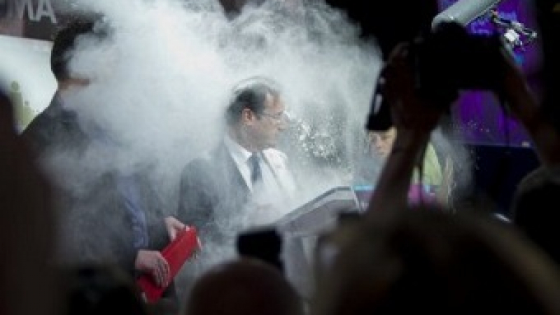Обсипаха с брашно кандидат за президент на Франция
