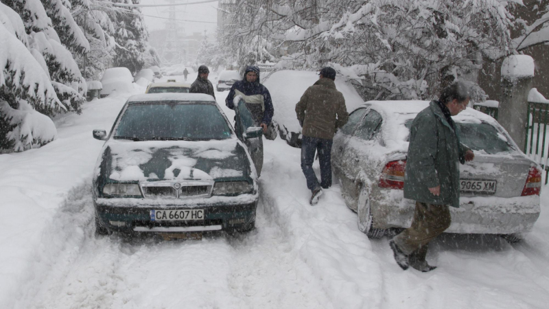 Затруднено е движението в столицата заради силен снеговалеж 