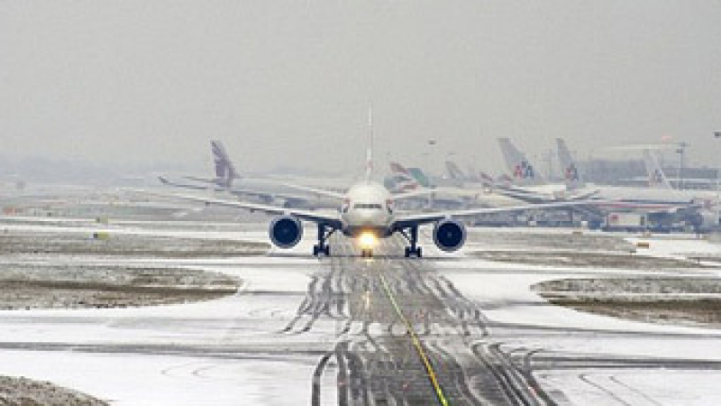 На лондонското летище Хитроу отмениха 1200 полета заради снега
