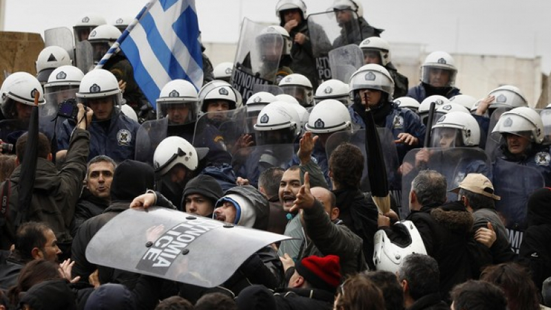 Гърците на масов протест, разгневени от новите мерки