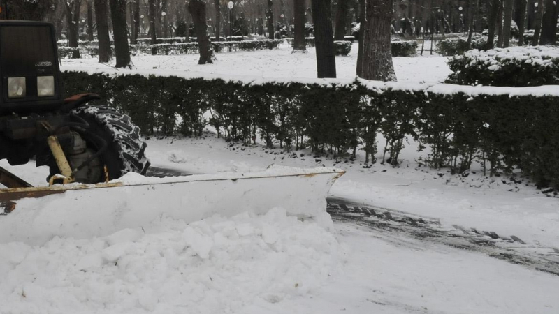 Откриха жив мъж под снега
