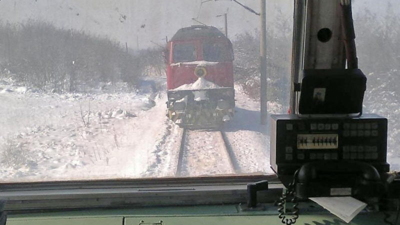 Шест влака замръзнаха в преспите
