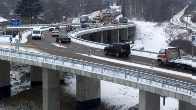 Снегът затвори автомагистрала „Люлин”