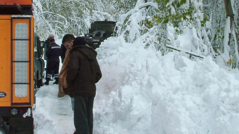 Два метра сняг затрупа родопско село 