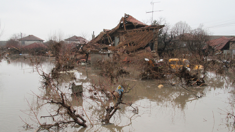 Евакуираха 40 души, постарадали от пороя в Любимец 