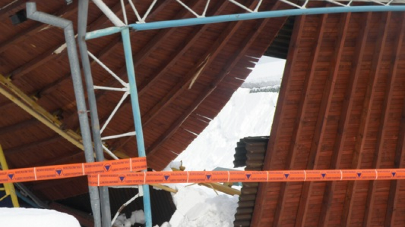 Срути се покрив на търговски център в Пловдив