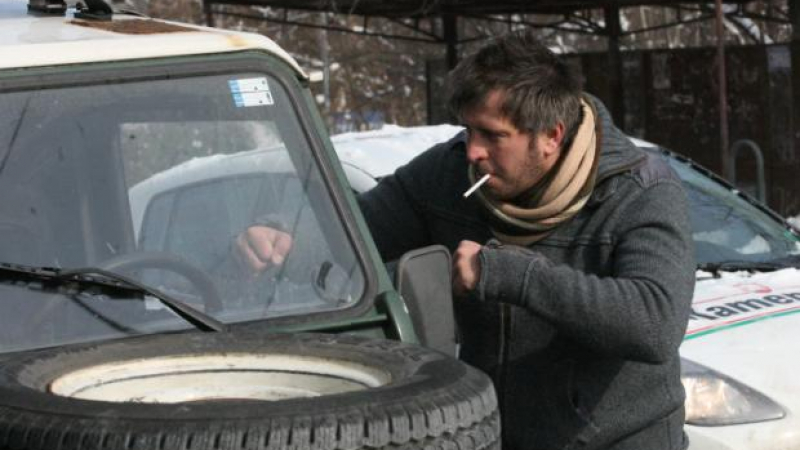 Пиян помете патрулка и две коли в София, пикае на пътя 