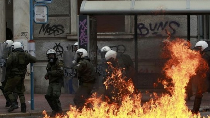 Гръцките полицаи искат да арестуват представителите на ЕС и МВФ