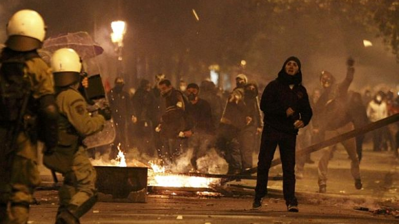 Десетки ранени и арестувани в Атина, Гърция решава за икономическите мерки на Европа