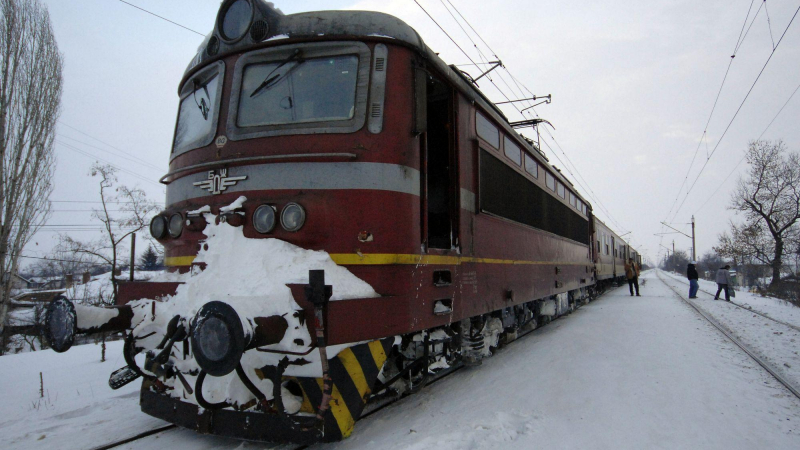 Снегът спря влаковете в страната