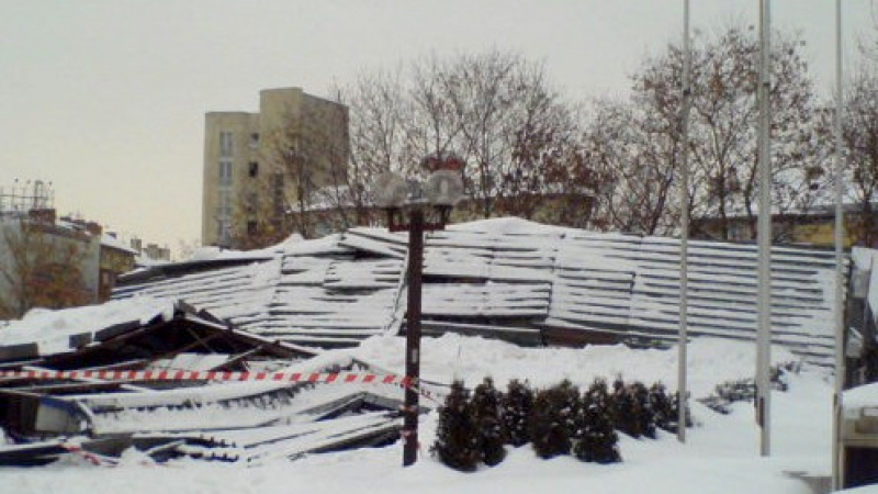 Снегът срути кафене до НДК