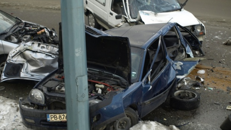 Тийнейджърка ранена при жестока катастрофа в Пловдив