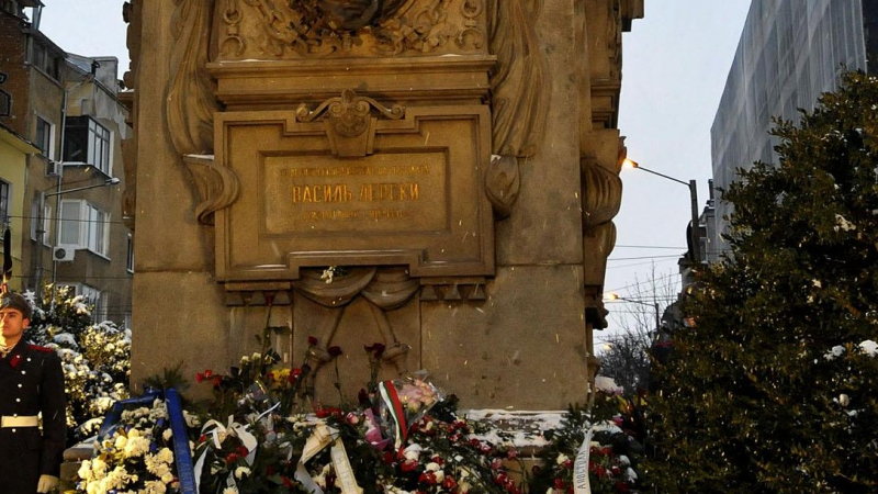 Минута мълчание и всички на колене пред паметника на Левски в София