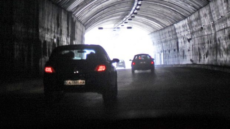Единият тунел на магистрала “Люлин” вече даде дефекти