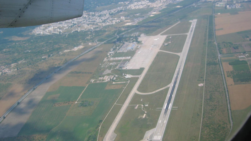 Отварят летище Варна в края на месеца