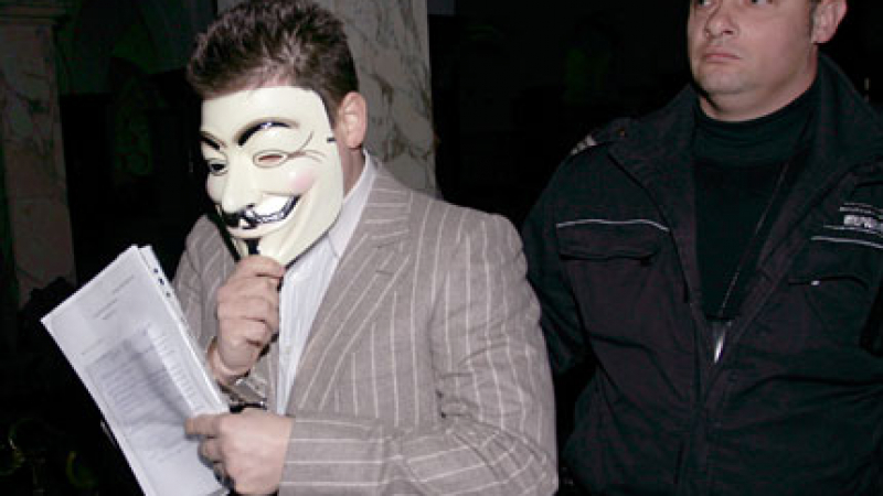 Кела сложи маска на Анонимните