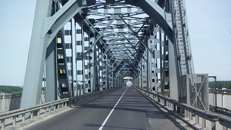 Осем километра опашка на Дунав мост 