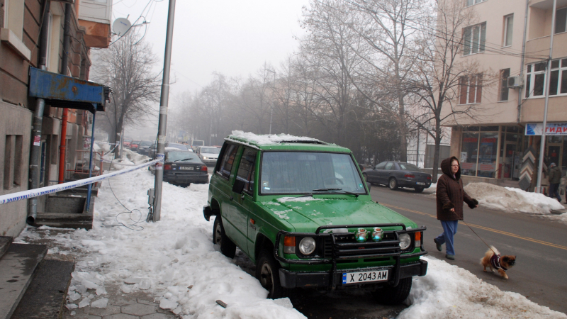 Леден блок потроши кола в Хасково