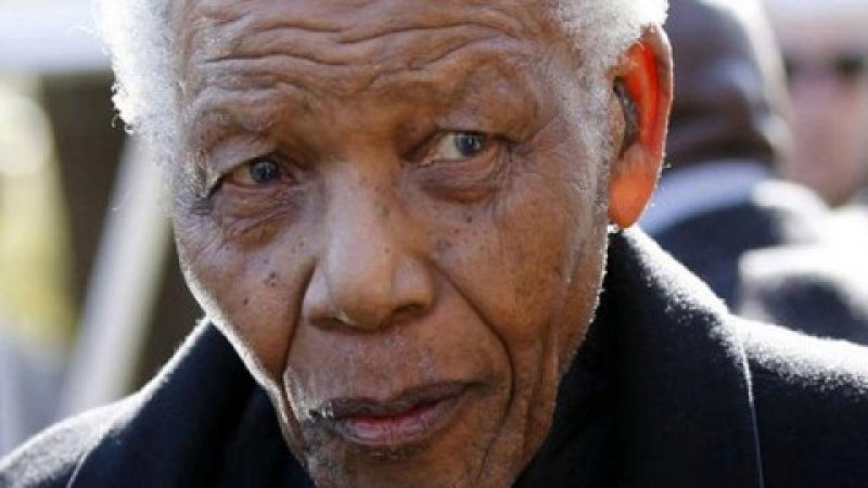 Вкарали видеокамери в корема на Нелсън Мандела