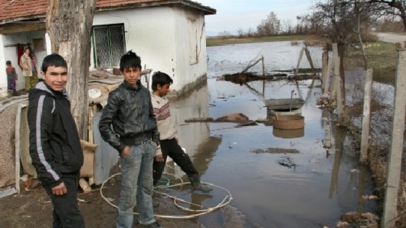 Роми женят сина си във вода до колене