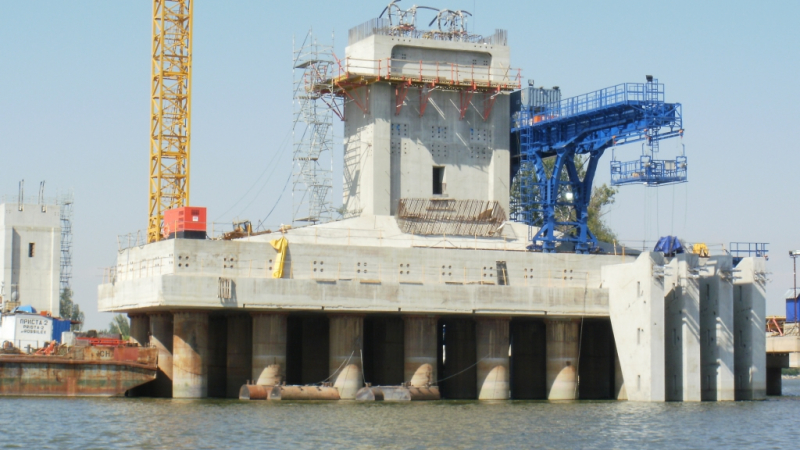Дунав мост 2 напредва към румънския бряг